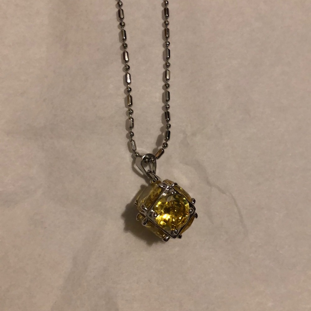 Necklace with decorative chain